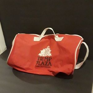 c TRUMP PLAZA ATLANTIC CITY NEW JERSEY CASINO GYM DUFFLE BAG MAGA DONALD…